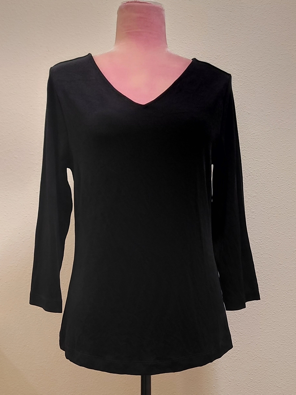 Women's Black V-Neck Long Sleeve Tee